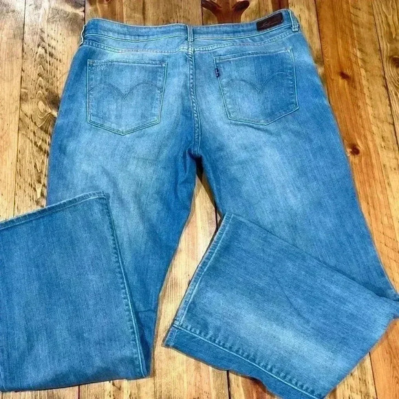 Levi’s San Francisco Demi Curve Light wash Bootcut - Picture 3 of 6